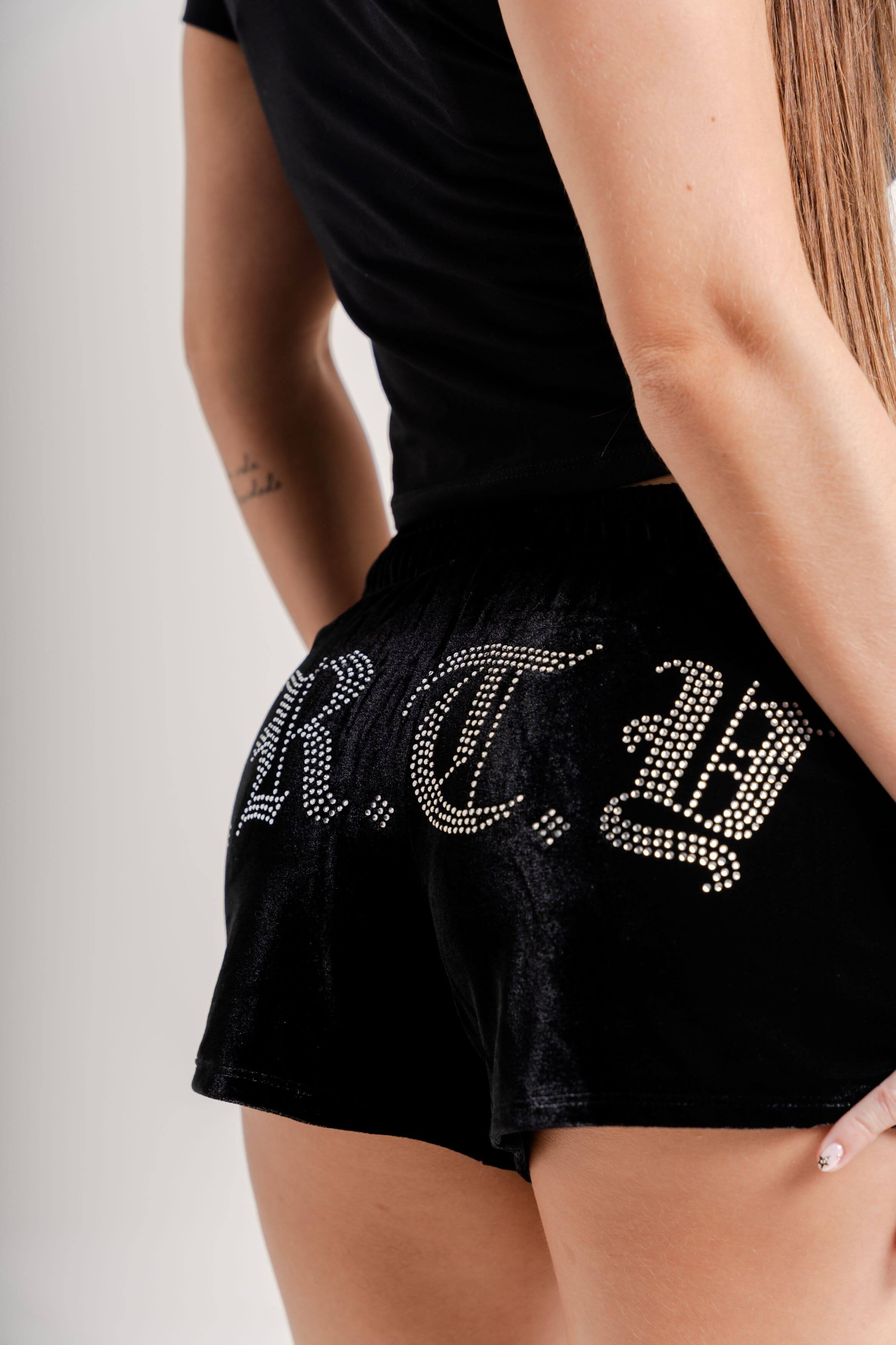 The Ultimate Baddie Velvet Shorts - Preto